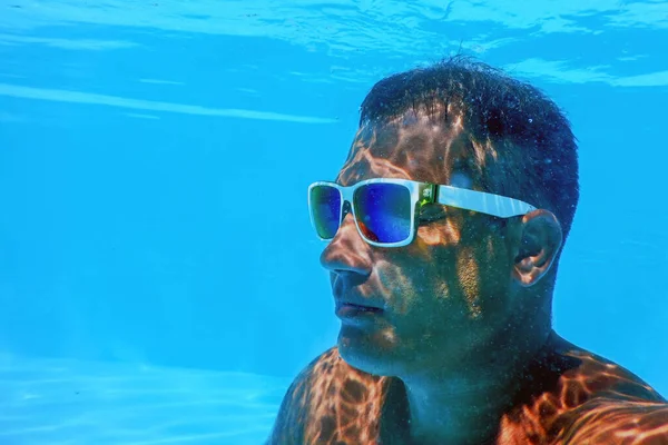 Festa Verão Piscina Homem Com Óculos Sol Subaquático Piscina — Fotografia de Stock