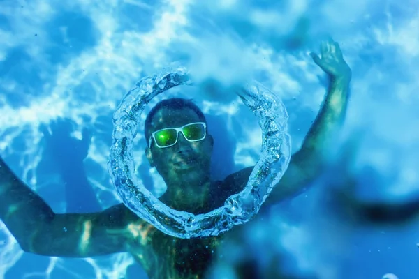 Festa Verão Piscina Homem Fazendo Anéis Bolha Subaquático Piscina — Fotografia de Stock
