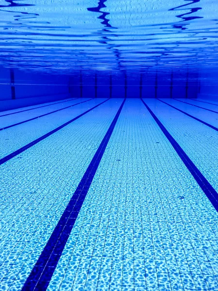 游泳池水底运动背景 — 图库照片