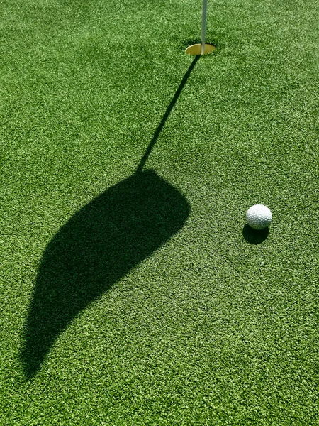Pelota Golf Verde Sombra Una Bandera Campo Golf Verde — Foto de Stock
