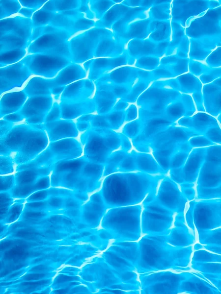 青いリップル水の背景 水面青いスイミングプール — ストック写真