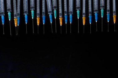 Siyah Arkaplanda Şırıngalar, Şırıngayı Kapat, Sağlık Bakımı Konsepti.