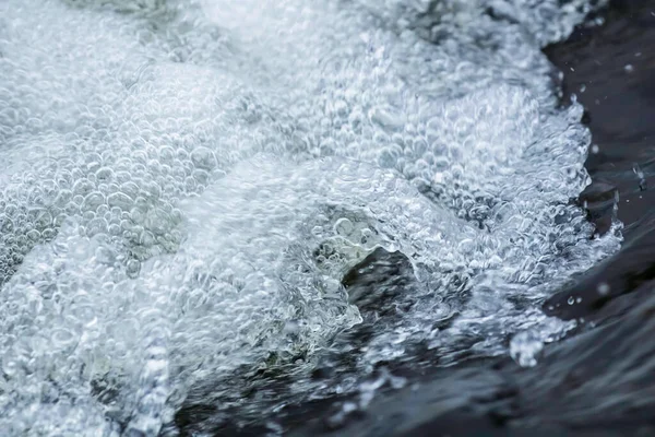 Zavřít Průtok Vody Malý Vodopád Stříkající Voda Vodní Bubliny Tekoucí — Stock fotografie