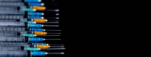 Medizinische Spritzen Mit Nadel Auf Schwarzem Hintergrund Nahaufnahme Spritze Gesundheitskonzept — Stockfoto