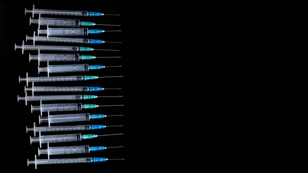 黒の背景に針を持つ医療用注射器 閉じる注射器 健康管理の概念 — ストック写真