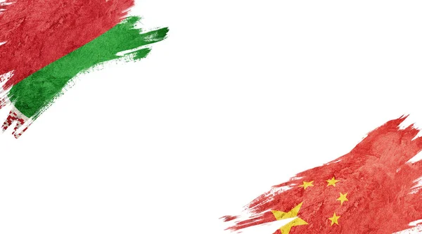 白背页上的白俄罗斯和中国国旗 — 图库照片