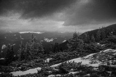 Kış yürüyüşü sırasında Karpatlar bölgesindeki dağ manzarası