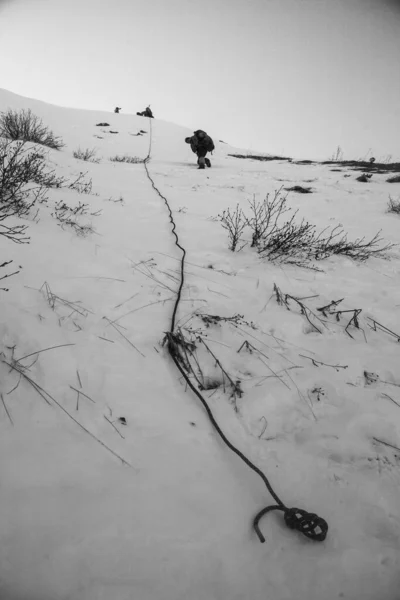 Alpinisten Bergen Kantelen Zwart Wit Winterlandschap Met Silhouten — Stockfoto