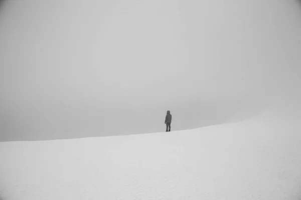 Alpinista Nas Montanhas Amante Paisagem Inverno Preto Branco Com Silhueta — Fotografia de Stock