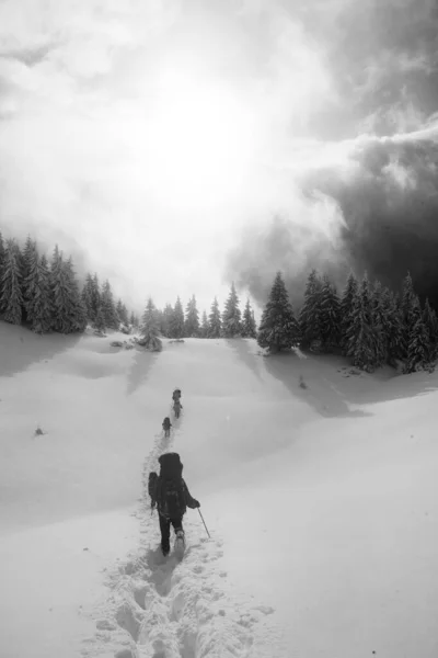 Alpinistas Nas Montanhas Rollover Paisagem Inverno Preto Branco Com Silhuetas — Fotografia de Stock