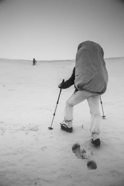 Alpiniści Górach Czarno Biały Zimowy Krajobraz Silhoutes — Zdjęcie stockowe