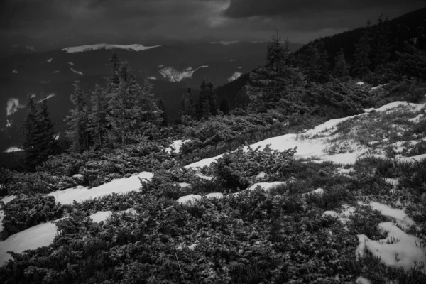 冬季徒步旅行中喀尔巴阡山脉地区的山地景观 — 图库照片