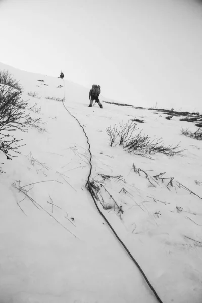 Alpinisté Horách Převrácení Černá Bílá Zimní Krajina Siluetami — Stock fotografie