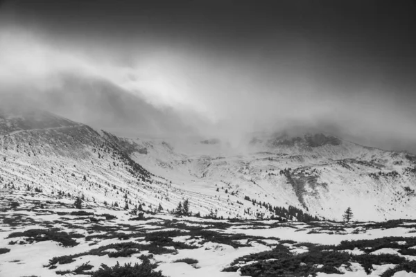 Ορεινό Τοπίο Στην Περιοχή Των Καρπαθίων Κατά Χειμερινή Πεζοπορία — Φωτογραφία Αρχείου