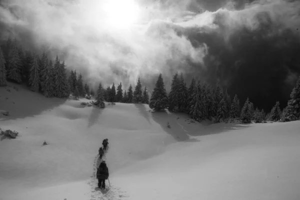 Alpinistas Nas Montanhas Rollover Paisagem Inverno Preto Branco Com Silhuetas — Fotografia de Stock
