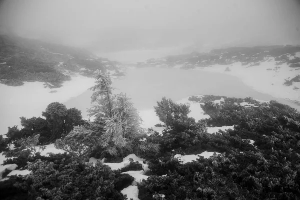 겨울철 하이킹중에 카르파티아 지방의 — 스톡 사진