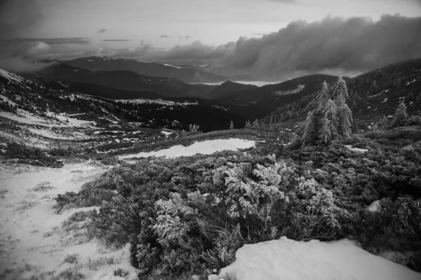 Ορεινό Τοπίο Στην Περιοχή Των Καρπαθίων Κατά Χειμερινή Πεζοπορία — Φωτογραφία Αρχείου