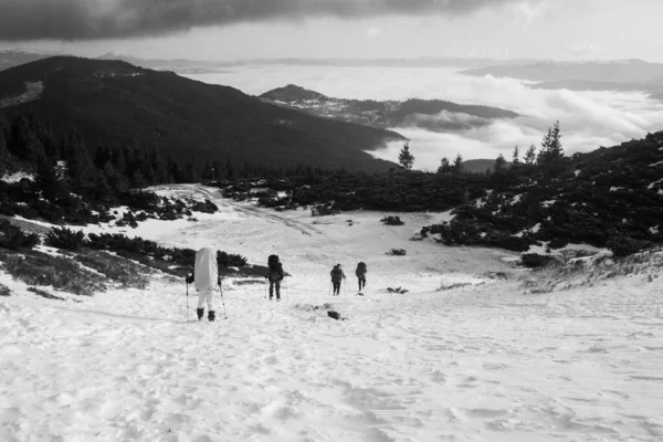 Alpinistas Nas Montanhas Rollover Paisagem Inverno Preto Branco Com Silhuetas — Fotografia de Stock