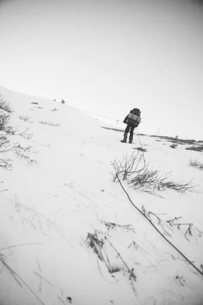 Alpinista Horách Převtělenec Černá Bílá Zimní Krajina Siluetou — Stock fotografie