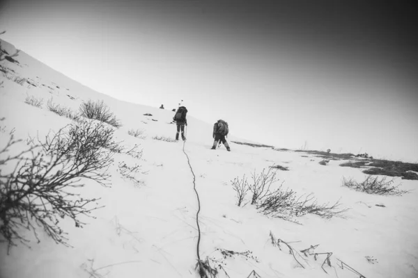 Alpinisté Horách Převrácení Černá Bílá Zimní Krajina Siluetami — Stock fotografie