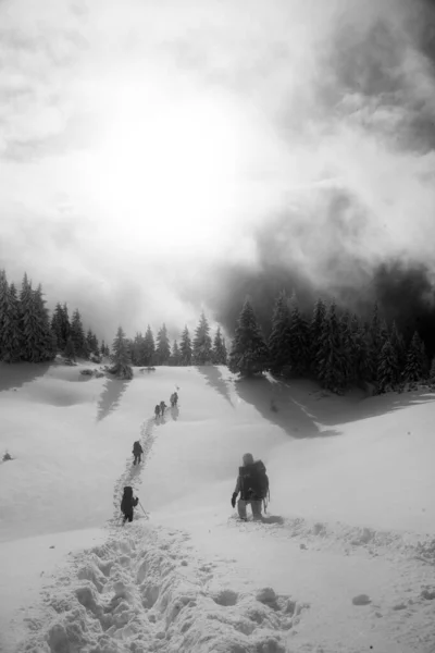 Alpinistas Nas Montanhas Rollover Paisagem Inverno Preto Branco Com Silhuetas — Fotografia de Stock