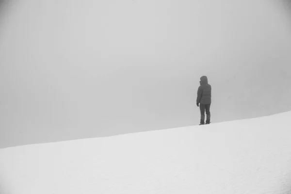 山の中でアルピニスト ロールオーバー シルエットと黒と白の冬の風景 — ストック写真