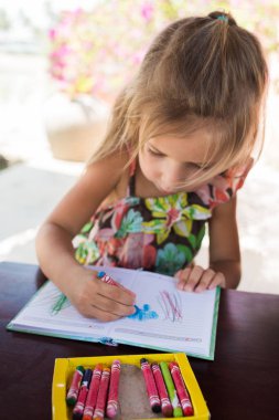 Sevimli küçük kız sanat üstten görünüm üzerinde boya kalemi içinde a defter, bebek sağlıklı ve okul öncesi kavram çizim