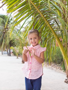 Bu güzel Nilüfer veya lotus çiçeği. Kız onun elinde bir çiçek tutun, o burnunu çekmek ve gülümseme.
