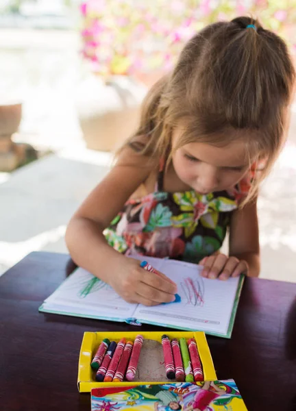 Sevimli küçük kız sanat üstten görünüm üzerinde boya kalemi içinde a defter, bebek sağlıklı ve okul öncesi kavram çizim