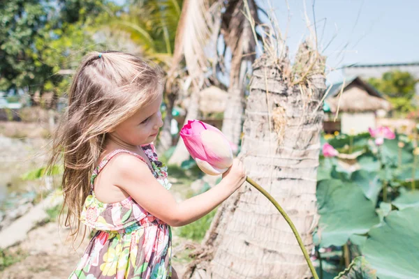 Bu güzel Nilüfer veya lotus çiçeği. Kız onun elinde bir çiçek tutun, o burnunu çekmek ve gülümseme.