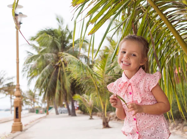 güzel kız bebek pembe gömlekli palmiye ve gülümseme kalıyor