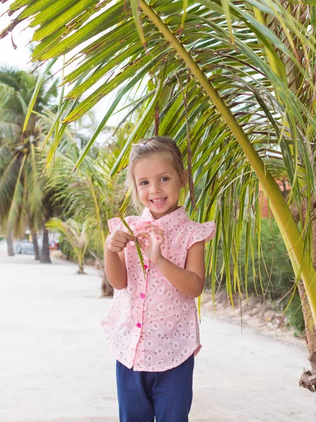 Bu güzel Nilüfer veya lotus çiçeği. Kız onun elinde bir çiçek tutun, o burnunu çekmek ve gülümseme.