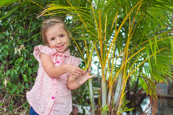 Bu güzel Nilüfer veya lotus çiçeği. Kız onun elinde bir çiçek tutun, o burnunu çekmek ve gülümseme.