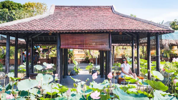 Fleurs de lotus et un pavillon dans un jardin, alcôve de style oriental . — Photo