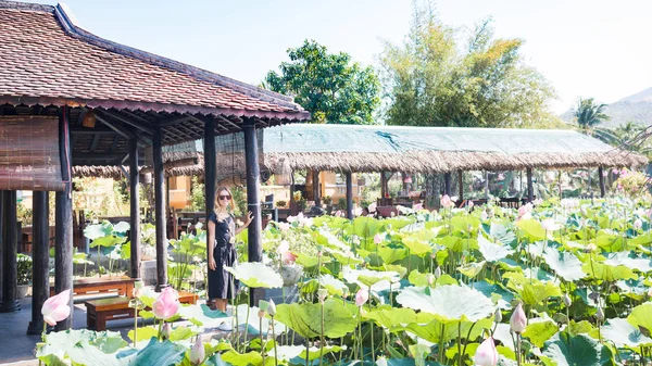 Fleurs de lotus et un pavillon dans un jardin, alcôve de style oriental . — Photo