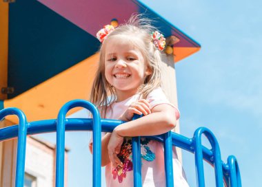 Gülümseyen küçük kıza parkta Bahçesi