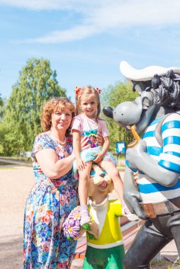 Büyükanne tavşan ve karikatür gelen kurt ile oyun güzel küçük kız