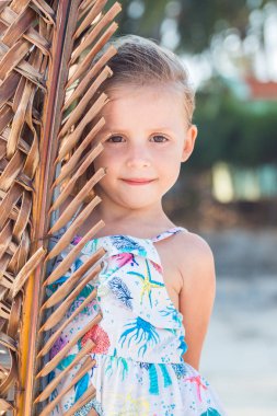 güzel kız sahilde poz