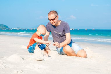 küçük bir çocuk ve babası sandcastle bina