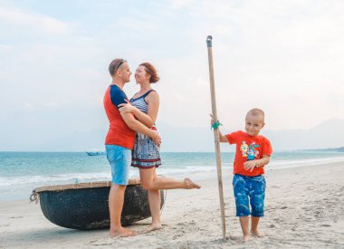 Sahilde bir kürek ile bir tekne ailede