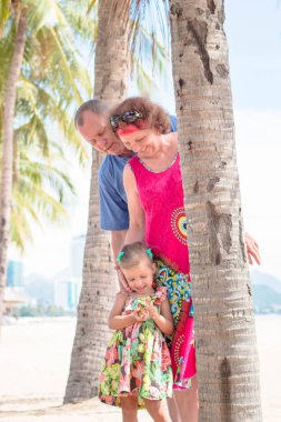 Aile, üretimi - büyükanne, büyükbaba ve palm Beach yakınındaki küçük stand gülümseyen mutlu