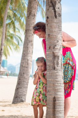 Aile, üretimi - büyükanne ve palm Beach yakınındaki küçük torunu stand gülümseyen mutlu