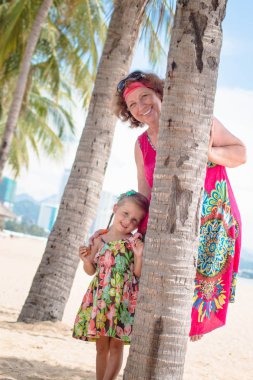 Aile, üretimi - büyükanne ve palm Beach yakınındaki küçük torunu stand gülümseyen mutlu