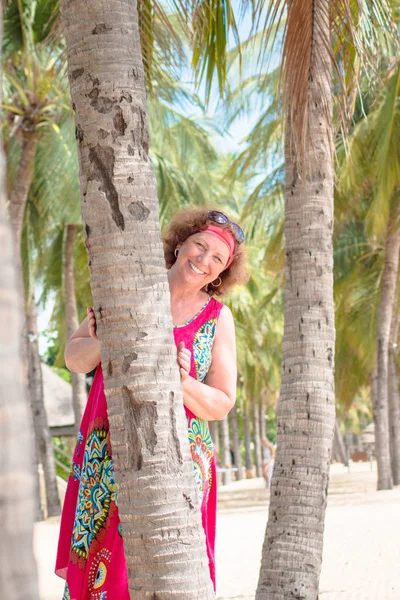 Portrait d'une heureuse femme âgée souriante debout près du palmier — Photo