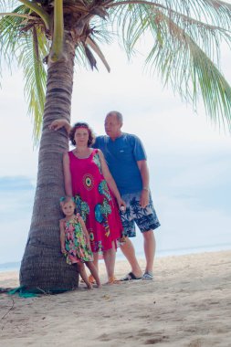 Aile, üretimi - büyükanne, büyükbaba ve palm Beach yakınındaki küçük stand gülümseyen mutlu