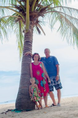 Aile, üretimi - büyükanne, büyükbaba ve palm Beach yakınındaki küçük stand gülümseyen mutlu