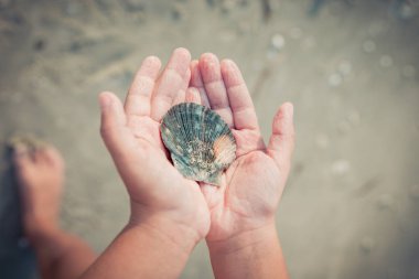 kum üzerinde erkek ve kadın ayakları