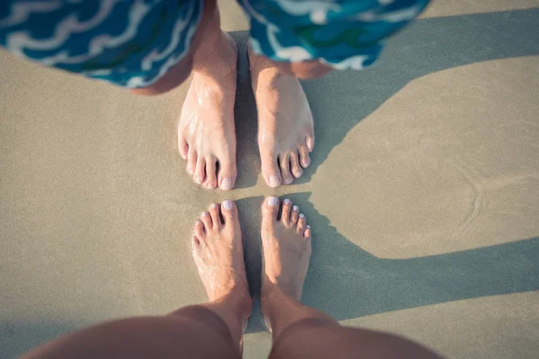 砂の上の男性と女性の足 — ストック写真