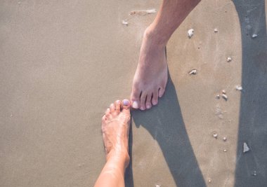 kumda bir erkek ve bir dişi ayak