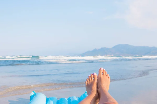 空と海に対する美しい女性の足 — ストック写真